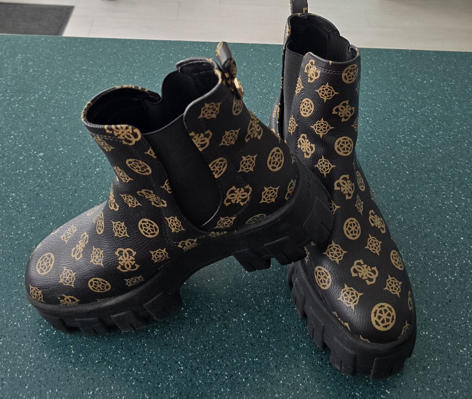 Guess Damenschuhe: GUESS CHELSEA BOOTS "NEU" – Neu und originalverpackt aus Widnau von Schurlibua 2