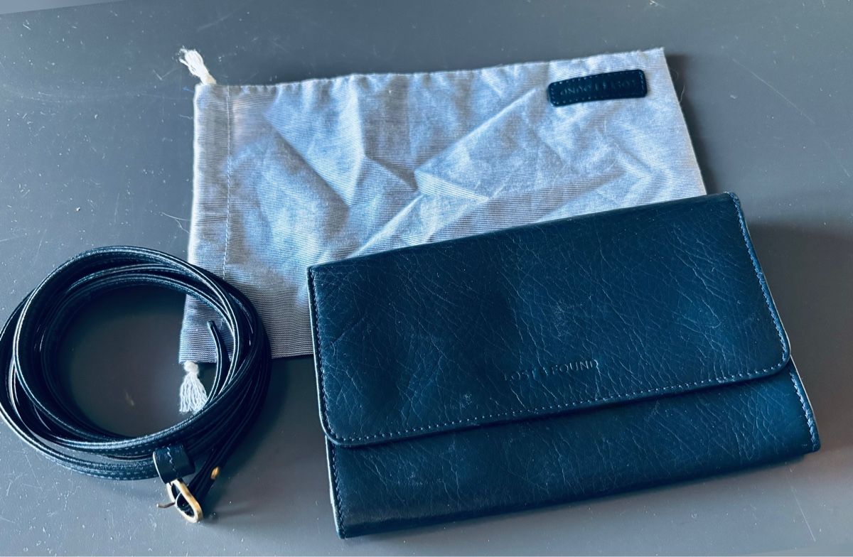 Portamonete: Lost & Found Leather Crossbody Wallet - Blue – Usato da Zürich venduto da O.Bond