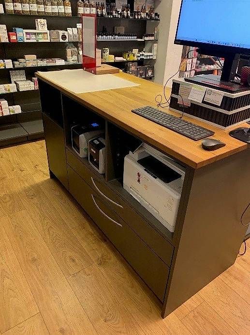 Allestimento di negozi e stand fieristici: Kassenkorpus Mittelgrau Eiche massiv – Usato da Bassersdorf venduto da ser_t6qt