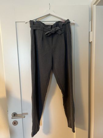 Graue Stoffhose mit Gürtel, Grösse 36 von Kiomi Tall