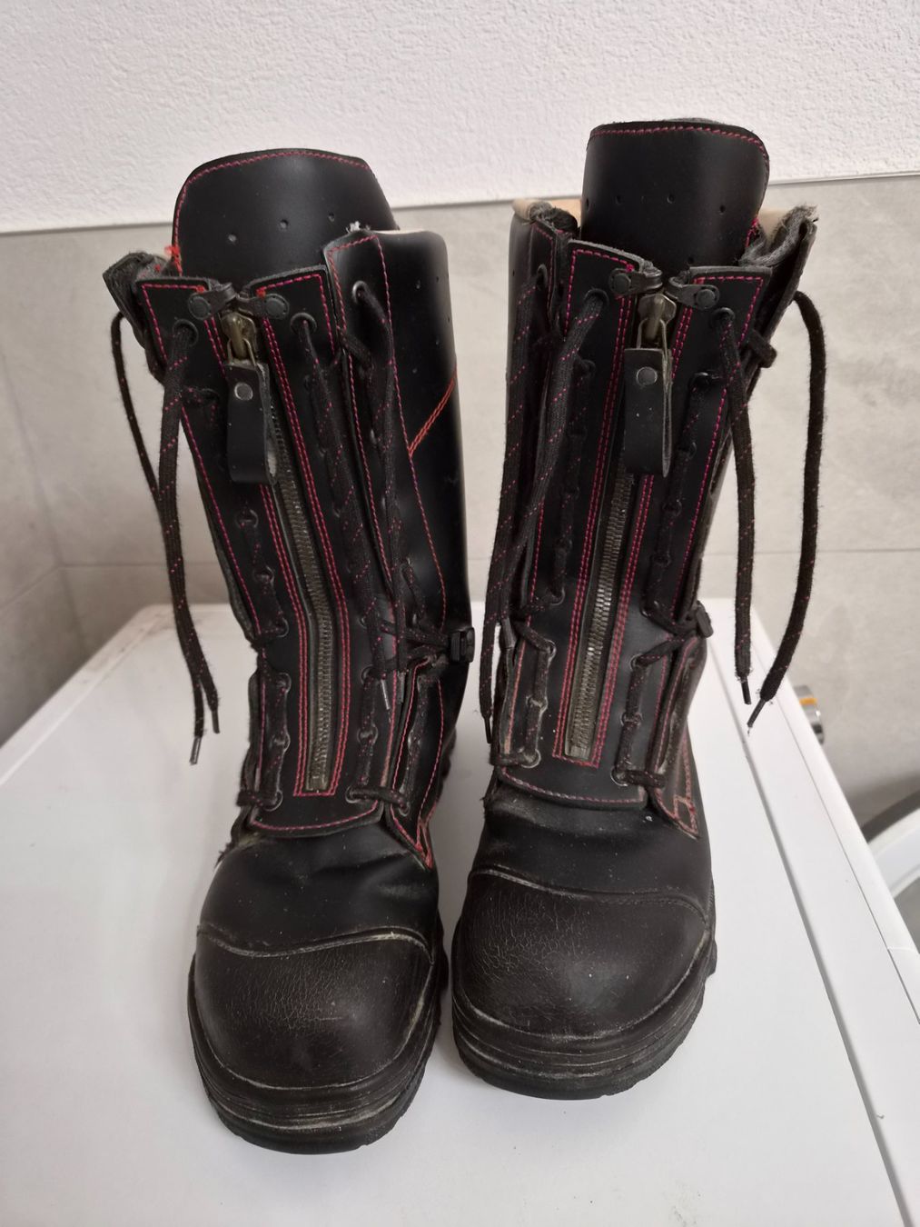 Scarpe da uomo: Feuerwehrstiefel Gr. 45, gebraucht – Usato da Schwanden i.E. venduto da Cothesama 1