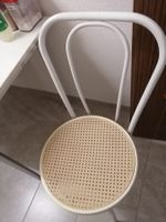 2 weisse Küchenstühle – Metallgestell & Geflecht-Sitz