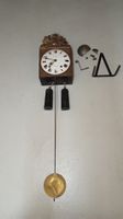 Antike Wanduhr mit Pendel