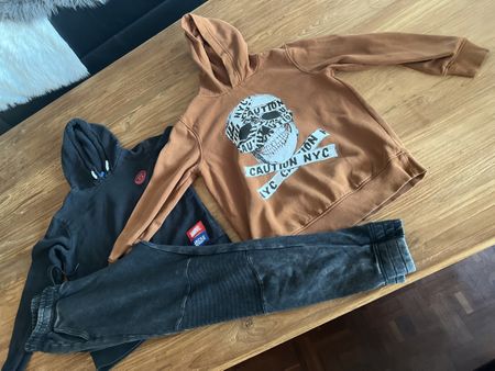 2 Kapuzenpullis mit 1 Trainerhose in der Größe 152