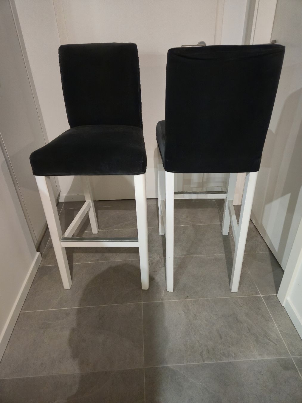 Sgabelli: Tabourets de bar élégants en velours noir - lot de 2. – Usato da Châtelaine venduto da AnthonyM06