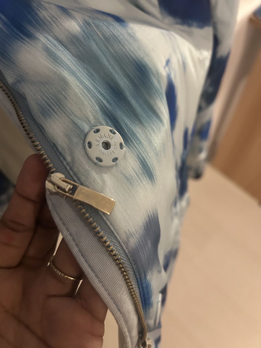 Armani Giacche: Armani Collezioni Blue Tie Dye Down Jacket perfect condition – Nuovo (secondo la descrizione) da Schlieren venduto da dev_fg59 5