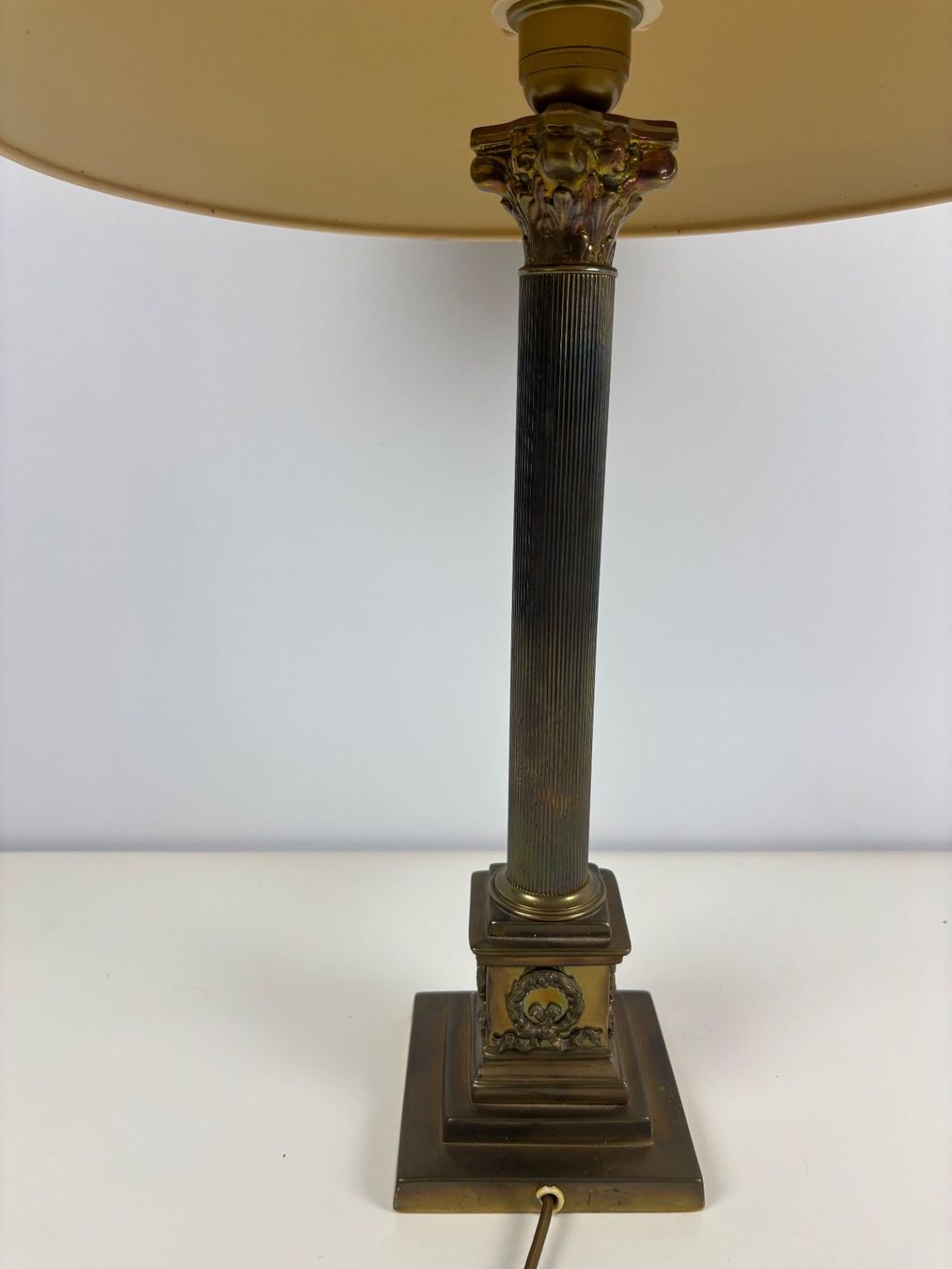 Lampade: Vintage Korinthische Tischlampe Messing – Usato da Wettingen venduto da Wendemarket 4