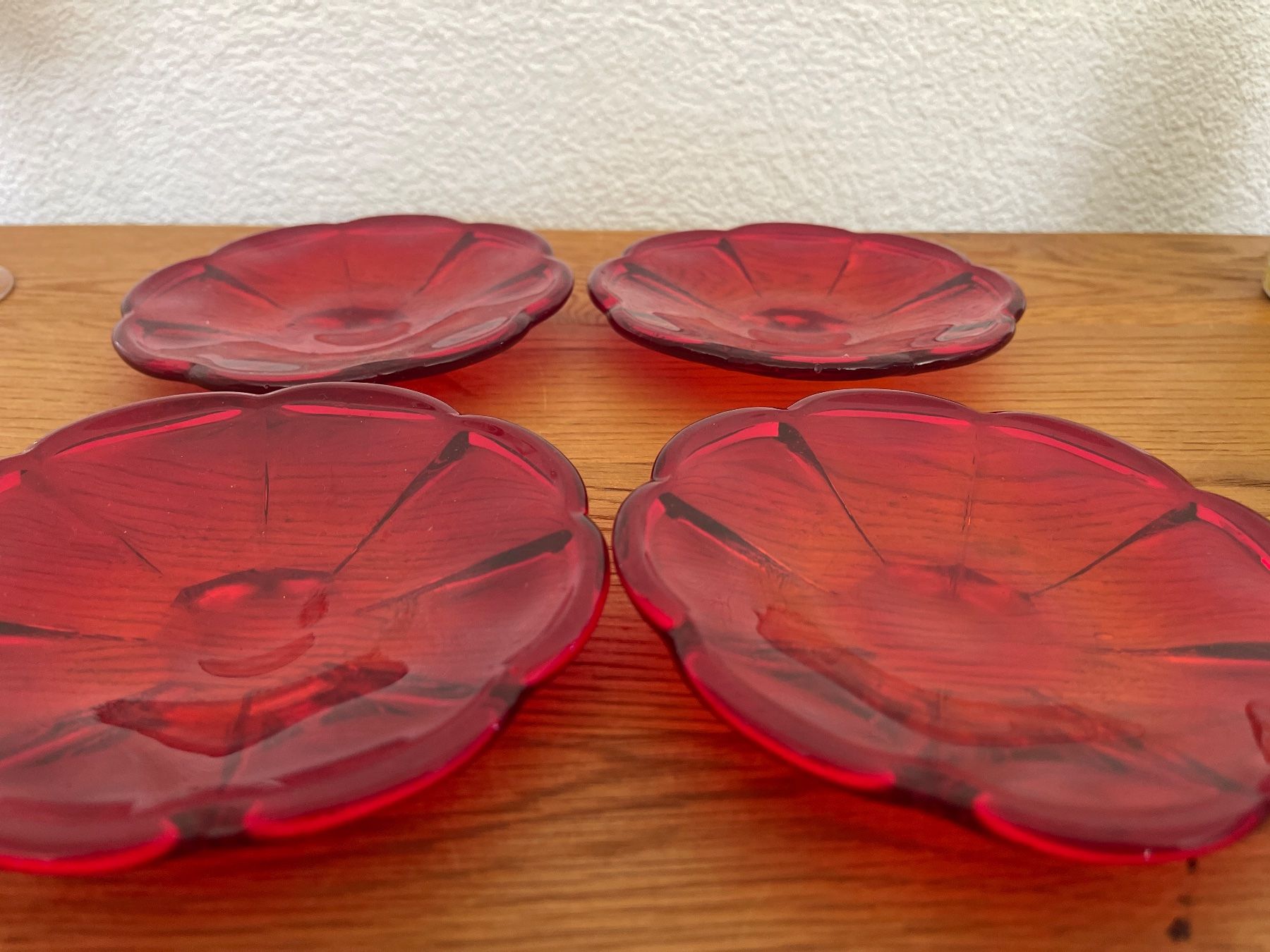Teller: Teller Blumen Form rotes dickes Glas 4 Stück – Gebraucht aus Nussbaumen AG von HelenaDavid1910 1