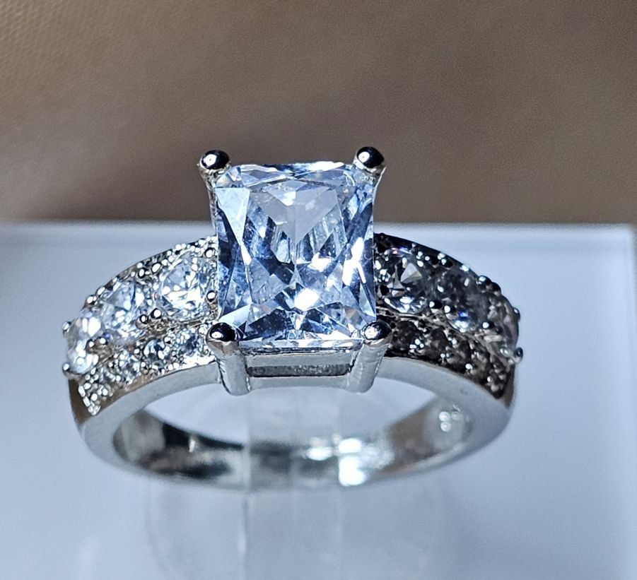 Anelli: Stilvoller Ring mit Zirkonia, 925 versilbert, Gr. 7 – Nuovo (secondo la descrizione) da Grenchen venduto da maretop 7