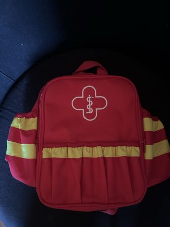 Rotes Kinder Arztkoffer Rucksack mit Kreuz Symbol