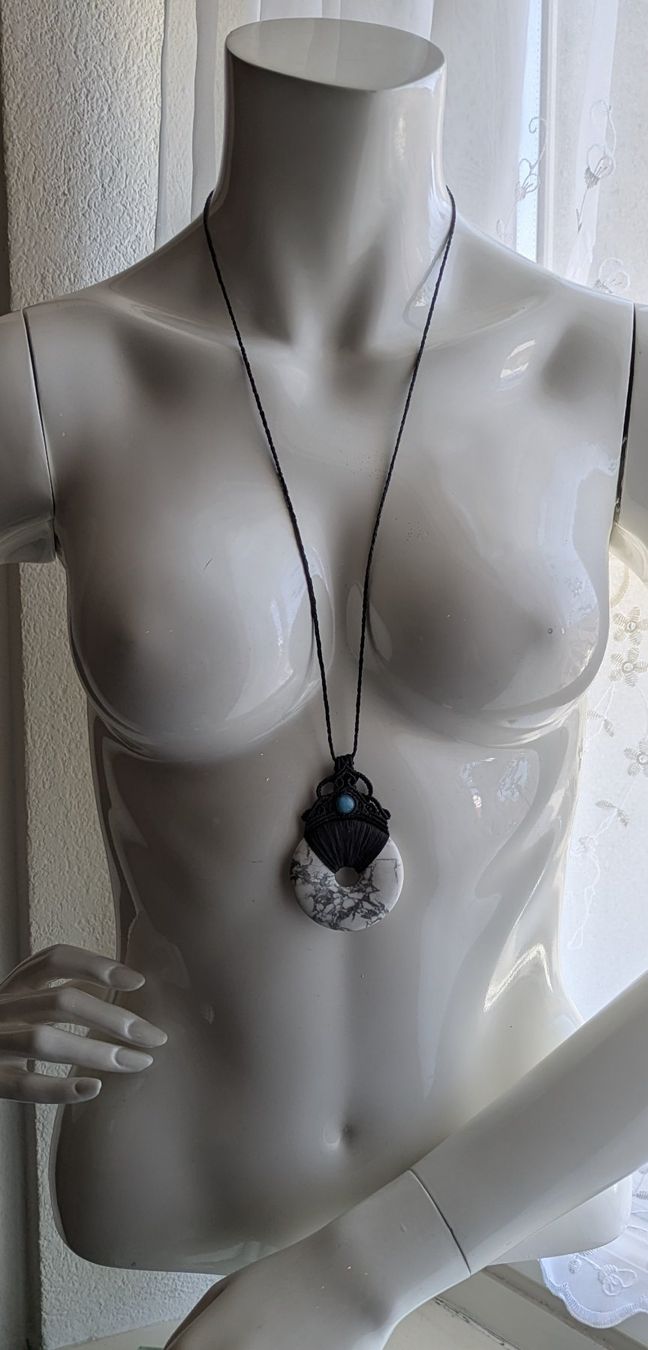 Catenine: Makramee Kette mit Magnesit Donut und Aquamarin Perle – Nuovo (secondo la descrizione) da Pfäffikon ZH venduto da Emporos_42 2