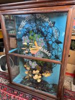 Antike Vitrine mit Glasscheiben