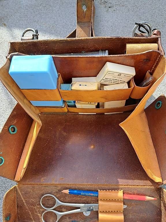Borse: Alte Schweizer Armee Sanitär Tasche Leder  – Usato da Basel venduto da gil_xg9d 1