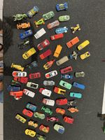 Hotwheels und andere Autos in verschiedenen Farben 