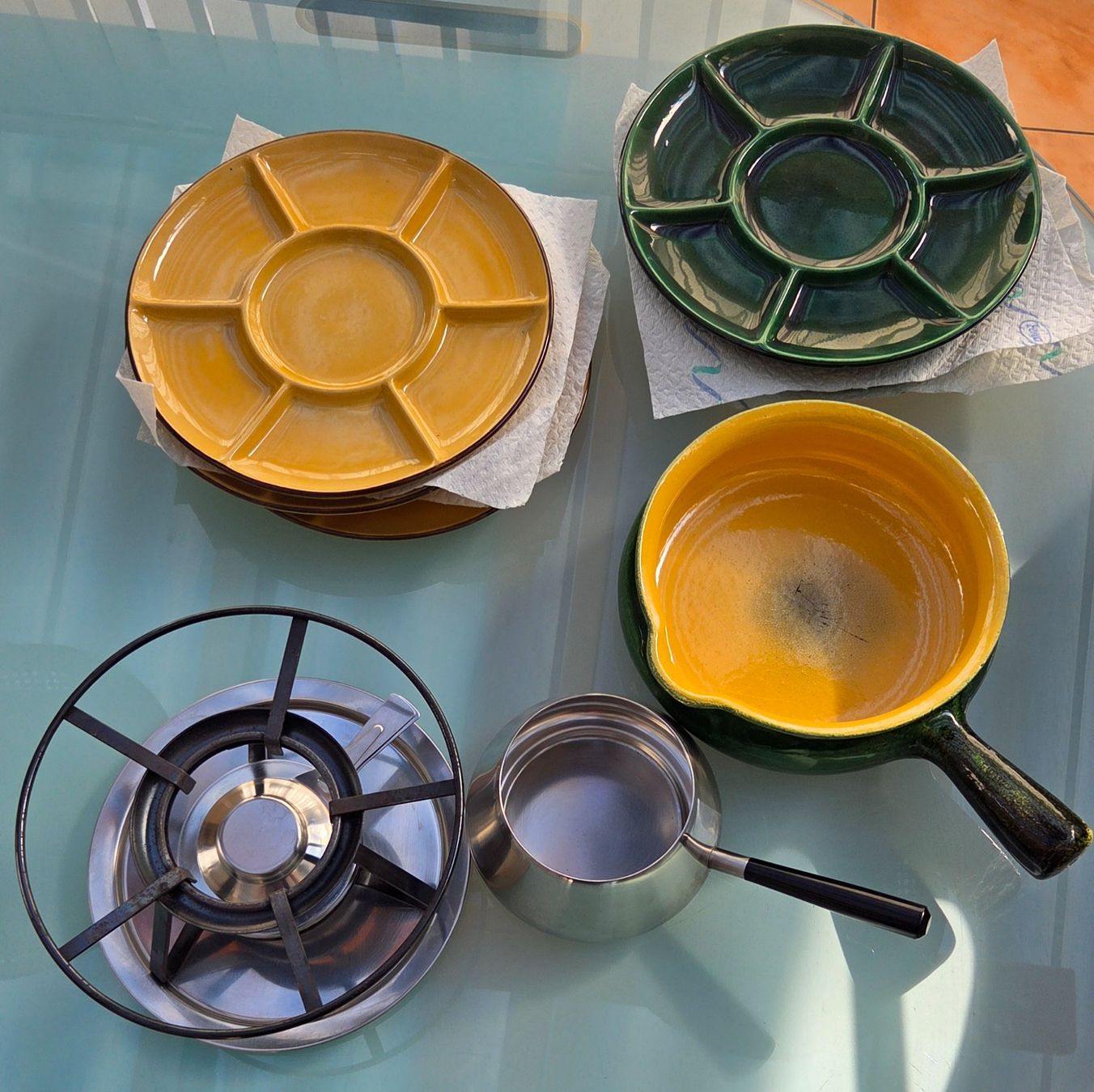 Set di piatti: Fondue-Set komplett, Keramik, Topf, Teller – Usato da Pratteln venduto da Barfuss999