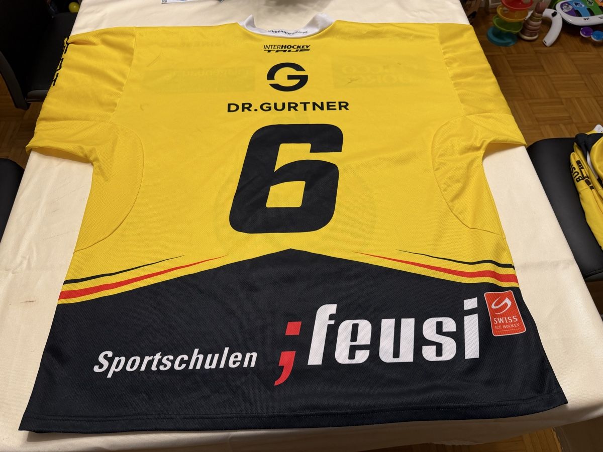 Gameworn Canottiere & Pantaloni: SC Bern Gameworntrikot Junioren Nummer 6 Grösse XL – Usato da Suhr venduto da Oppel 1