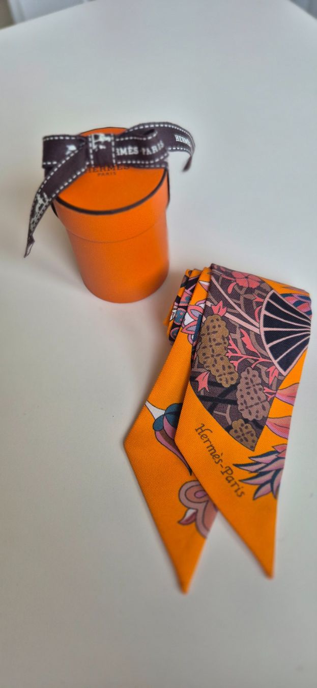 Hermès Foulard & Sciarpe: HERMÈS Twilly "Fleurs et pappillons de tissus" – Nuovo (secondo la descrizione) da Worb venduto da Satchmo04 3