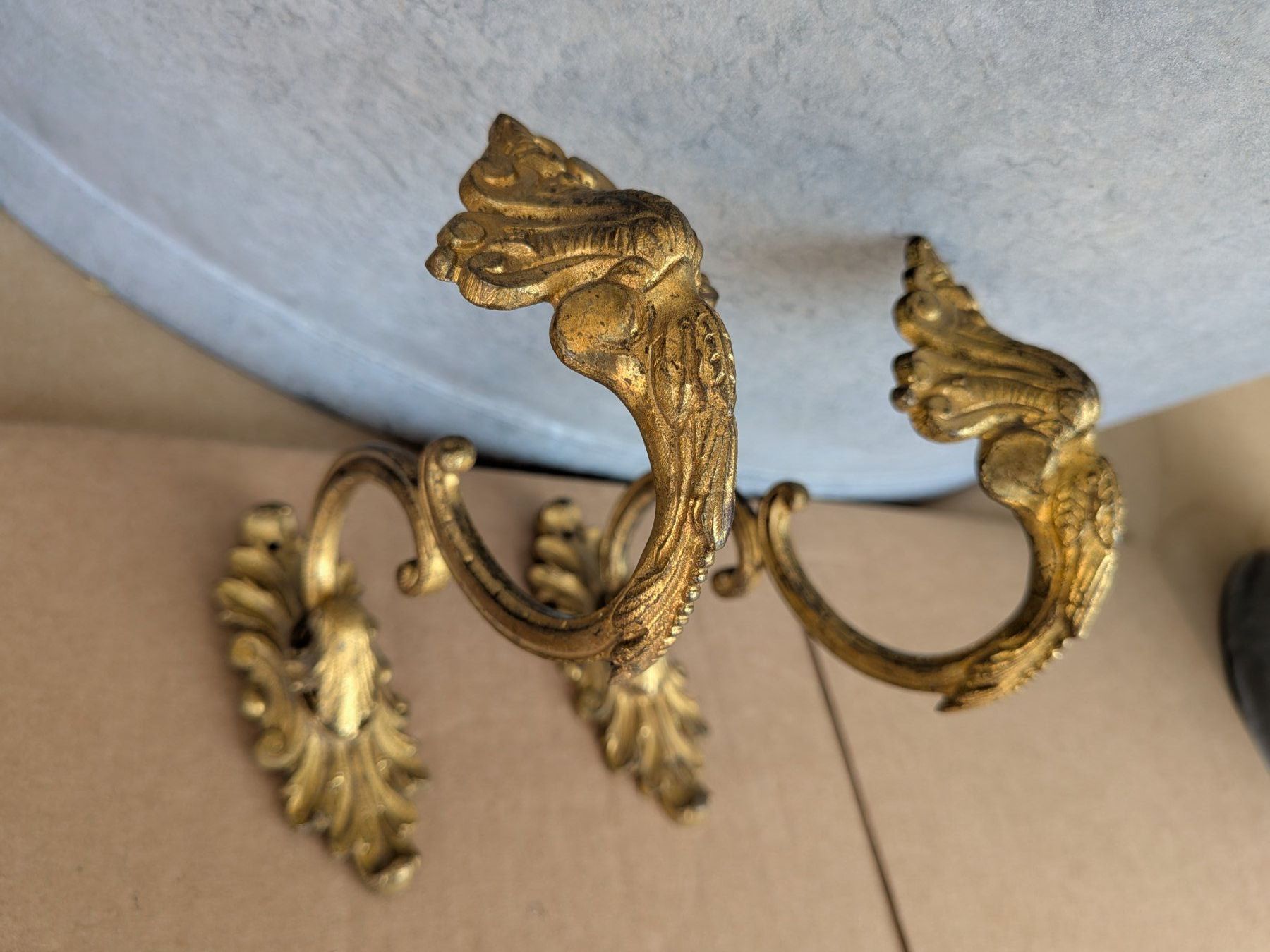 Sculture & Statue: 3 kleine antike Bronze Vorhangstangenhalter oder Raffhalter – Usato da Emmen venduto da Brockofsky 5
