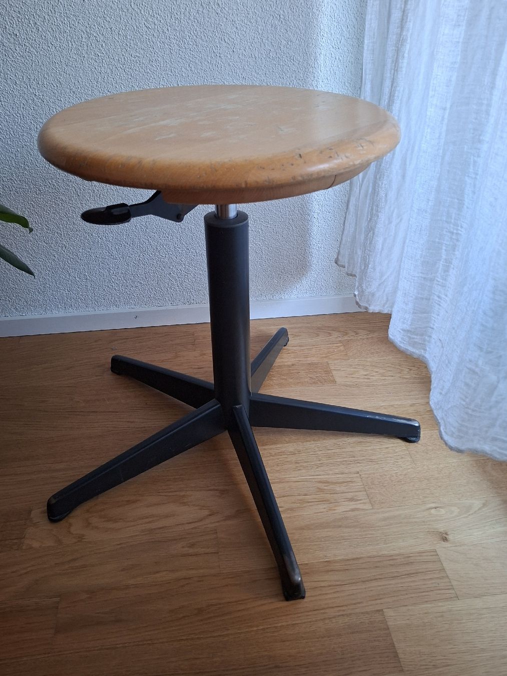 Sgabelli: vintage Industriehocker, Werkstatthocker, massiv  – Usato da Basel venduto da Lovintage 5