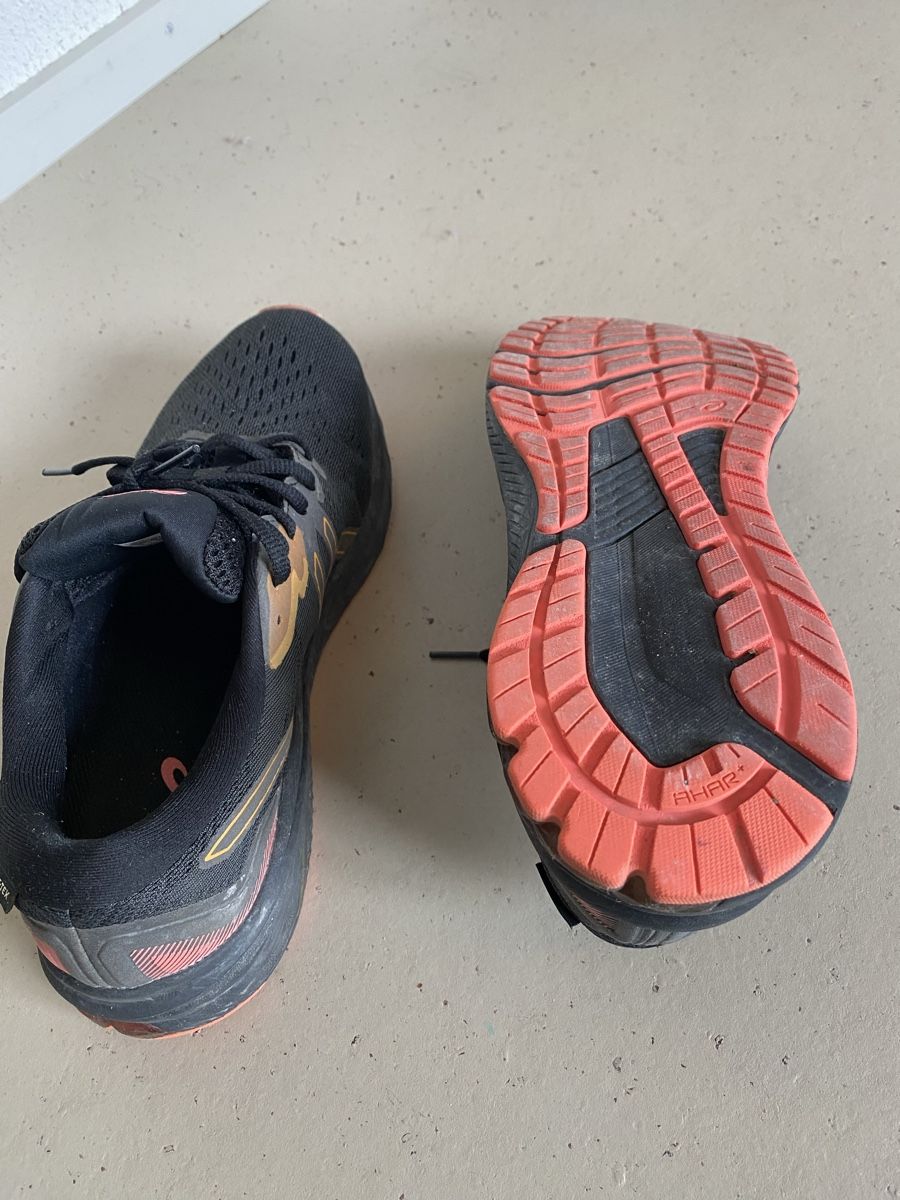 Asics Scarpe da donna: Asics wasserdicht – Usato da Zürich venduto da Design08 1