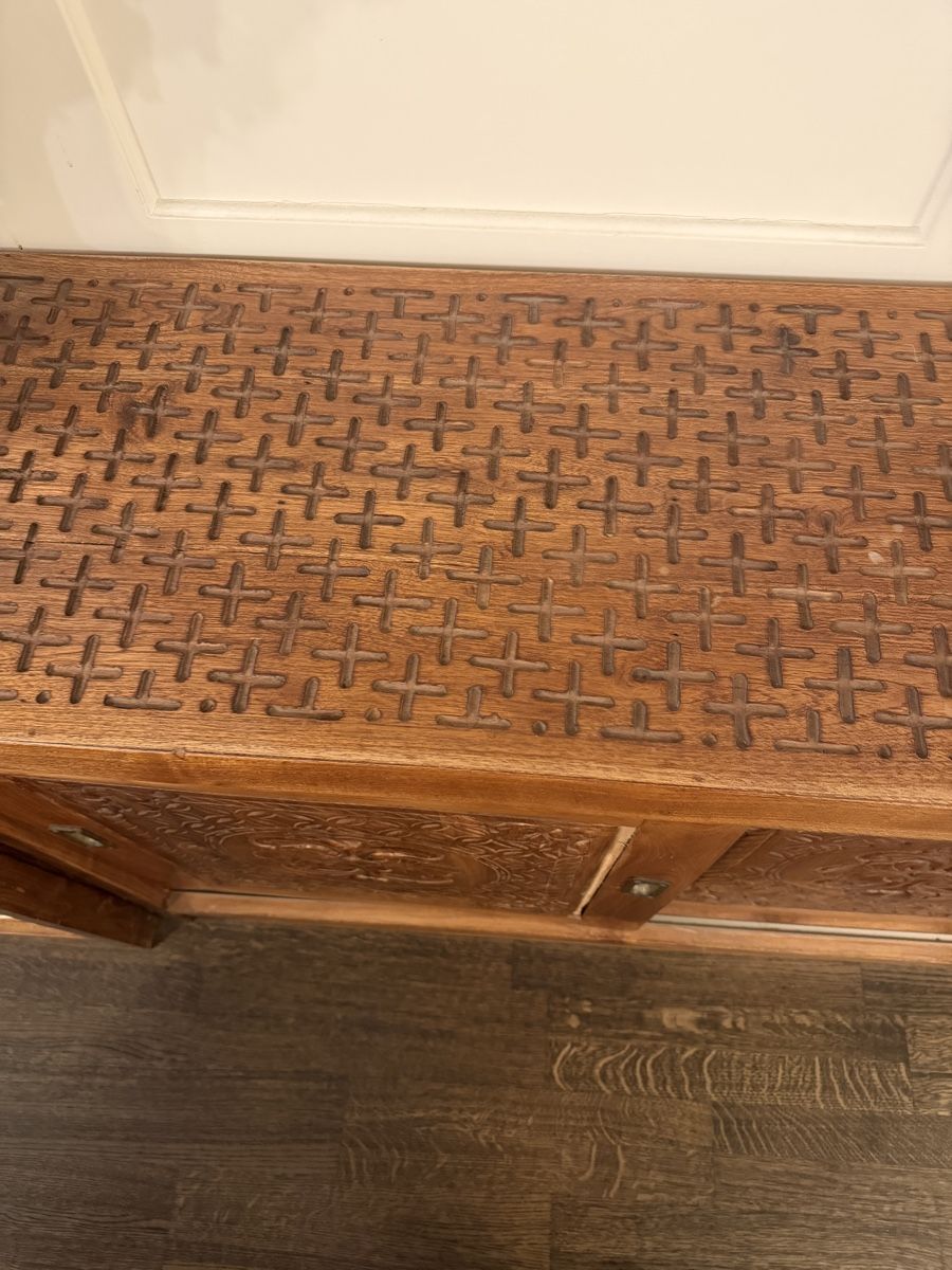 Cassettiere: Holzkommode / Sideboard mit aufwendigen Schnitzereien  – Usato da Strengelbach venduto da KW. 2