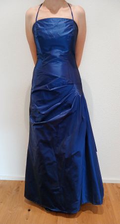 Blaues Festkleid