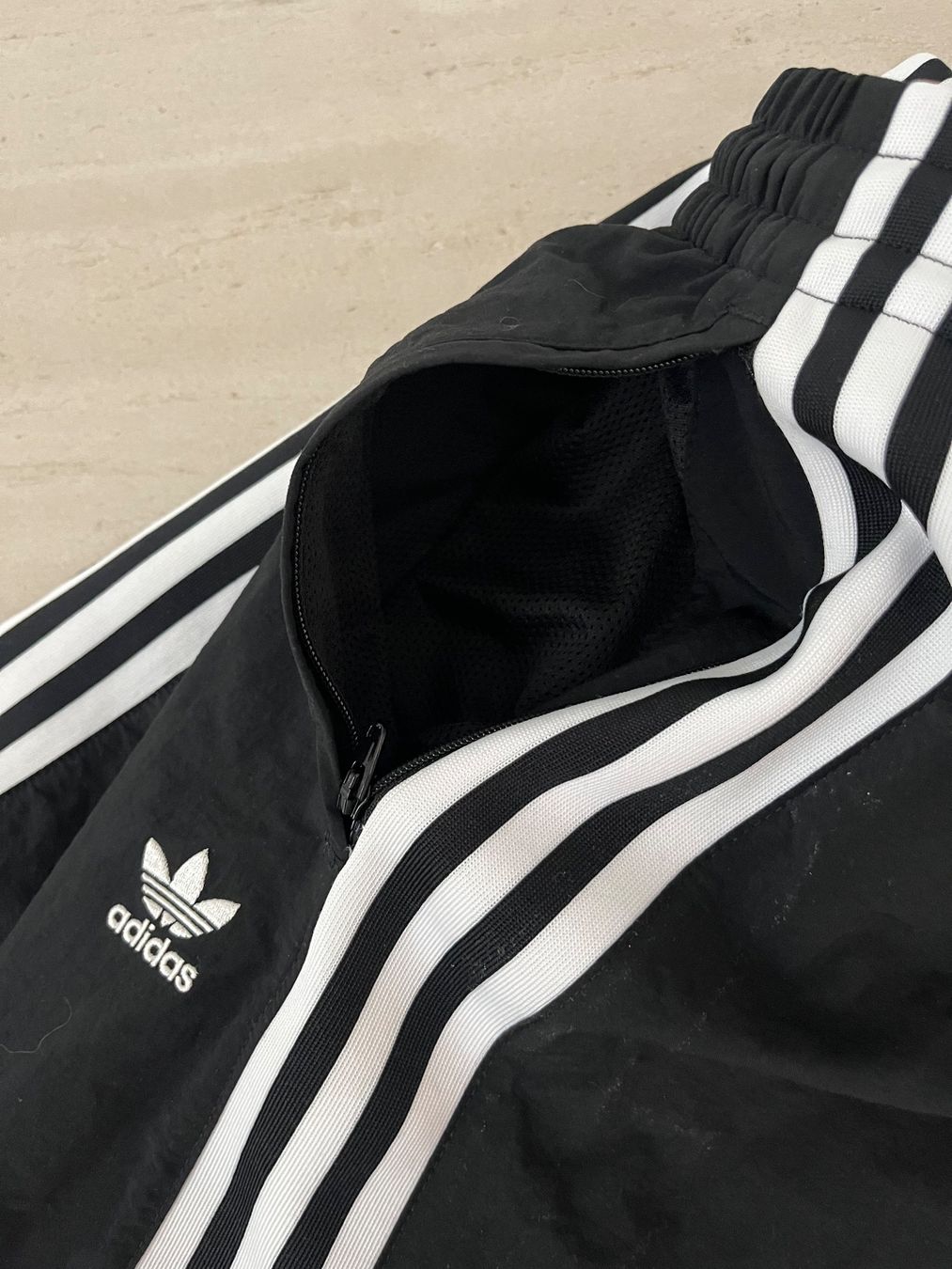 Adidas Pantaloni: Original Adidas Jogginghose Gr UK 8/EU34 – Nuovo (secondo la descrizione) da Luzern venduto da Sono2 2