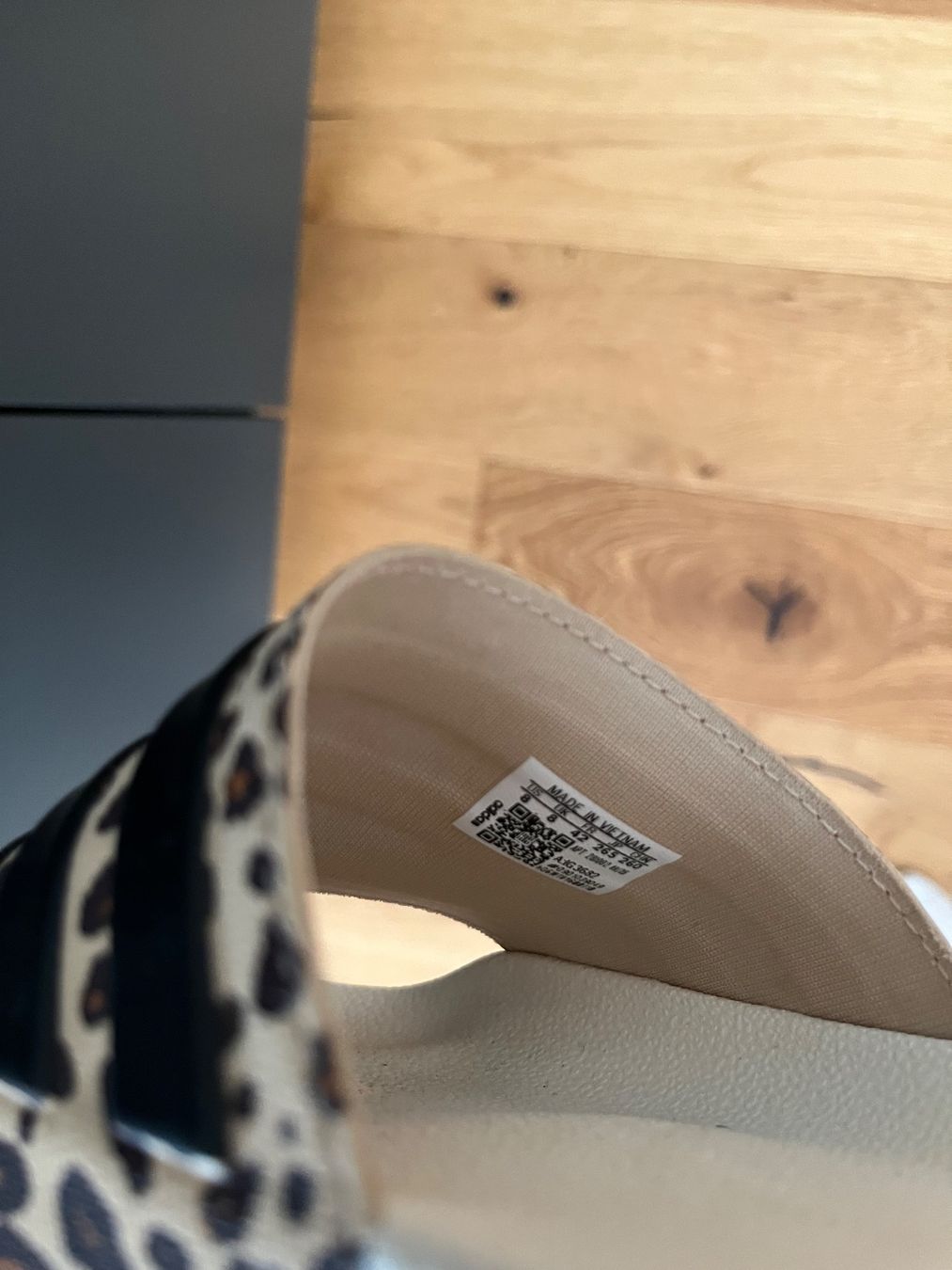 Adidas Scarpe da donna: Adidas Adilette im Leostyle – Usato da Islikon venduto da jul_76j2 1