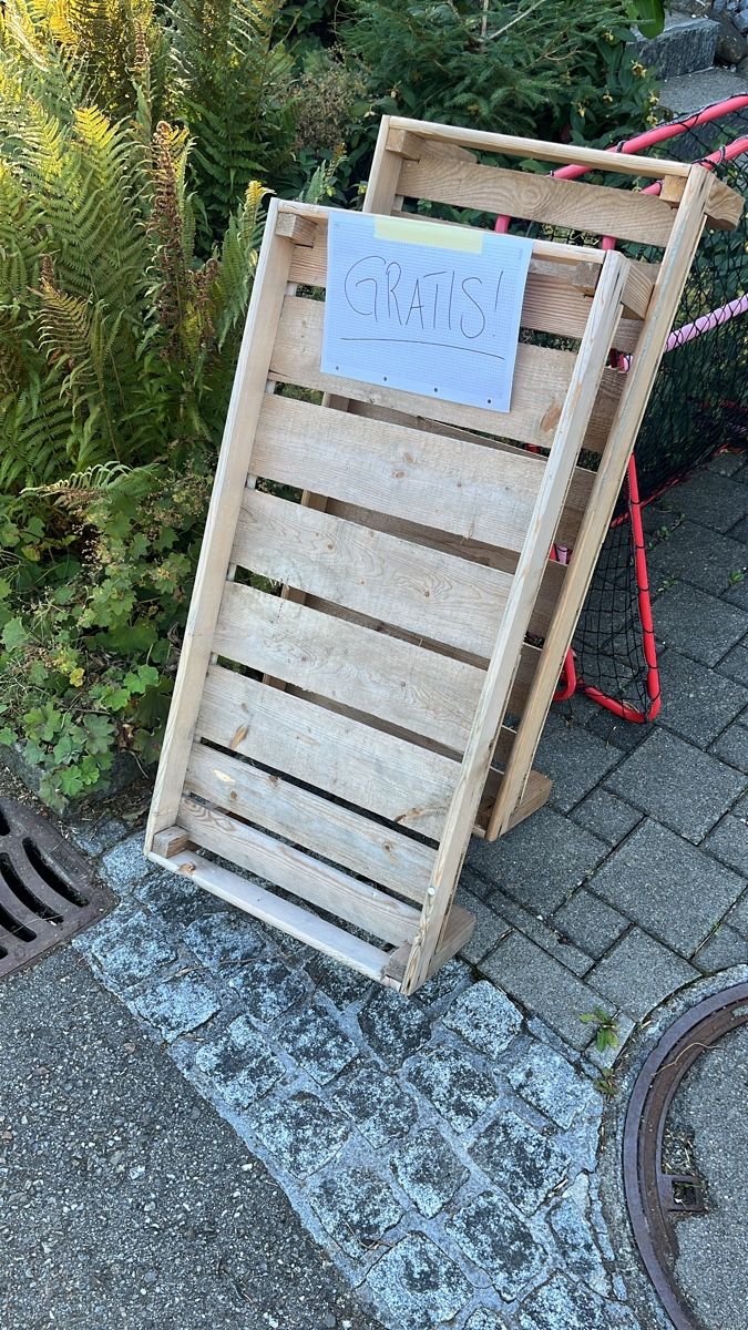 Étagères: 2 Holzgesteller - GRATIS – D'occasion à Herisau par TomLie