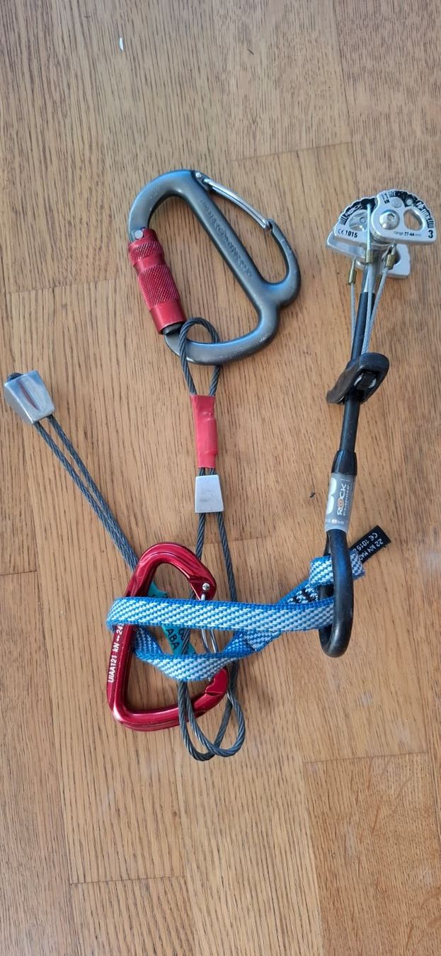 Attrezzatura da arrampicata: Kletter-Set mit Karabinern, Expressen & Eisschrauben – Usato da Horw venduto da Supervannie 1