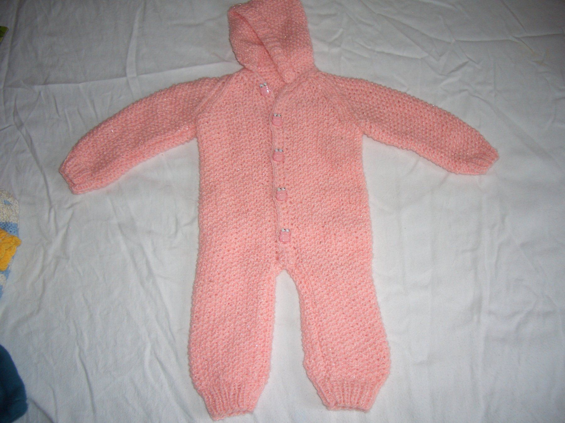 Completi: Gestrickter Strampler rosa mit Kapuze Kinder Grösse ca 62 – Nuovo (secondo la descrizione) da Präz venduto da Eroberto
