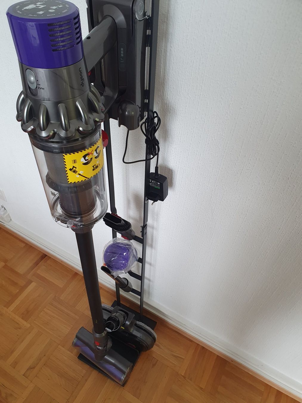 Dyson Aspirapolveri & Accessori: Dyson V10 avec stations de rangement – Usato da Prilly venduto da RoDyRe 3