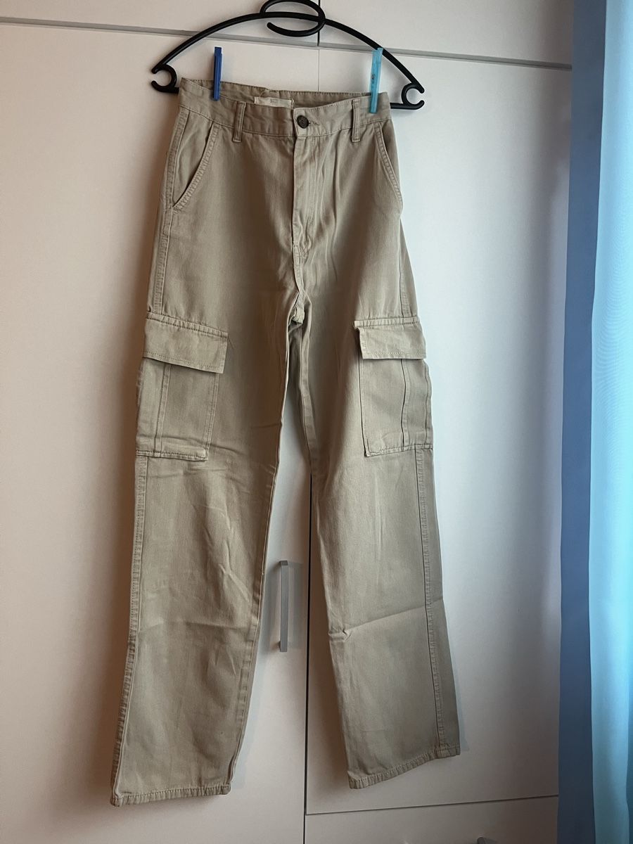 Stradivarius Pantaloni: Pantalon cargo beige – Usato da Les Geneveys-sur-Coffrane venduto da papoute 2