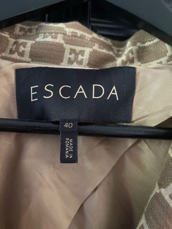 Escada Cappotti: ESCADA Luxuriöser Trenchcoat beige Monogramm – Nuovo (secondo la descrizione) da Zürich venduto da STYLEHAUS 6