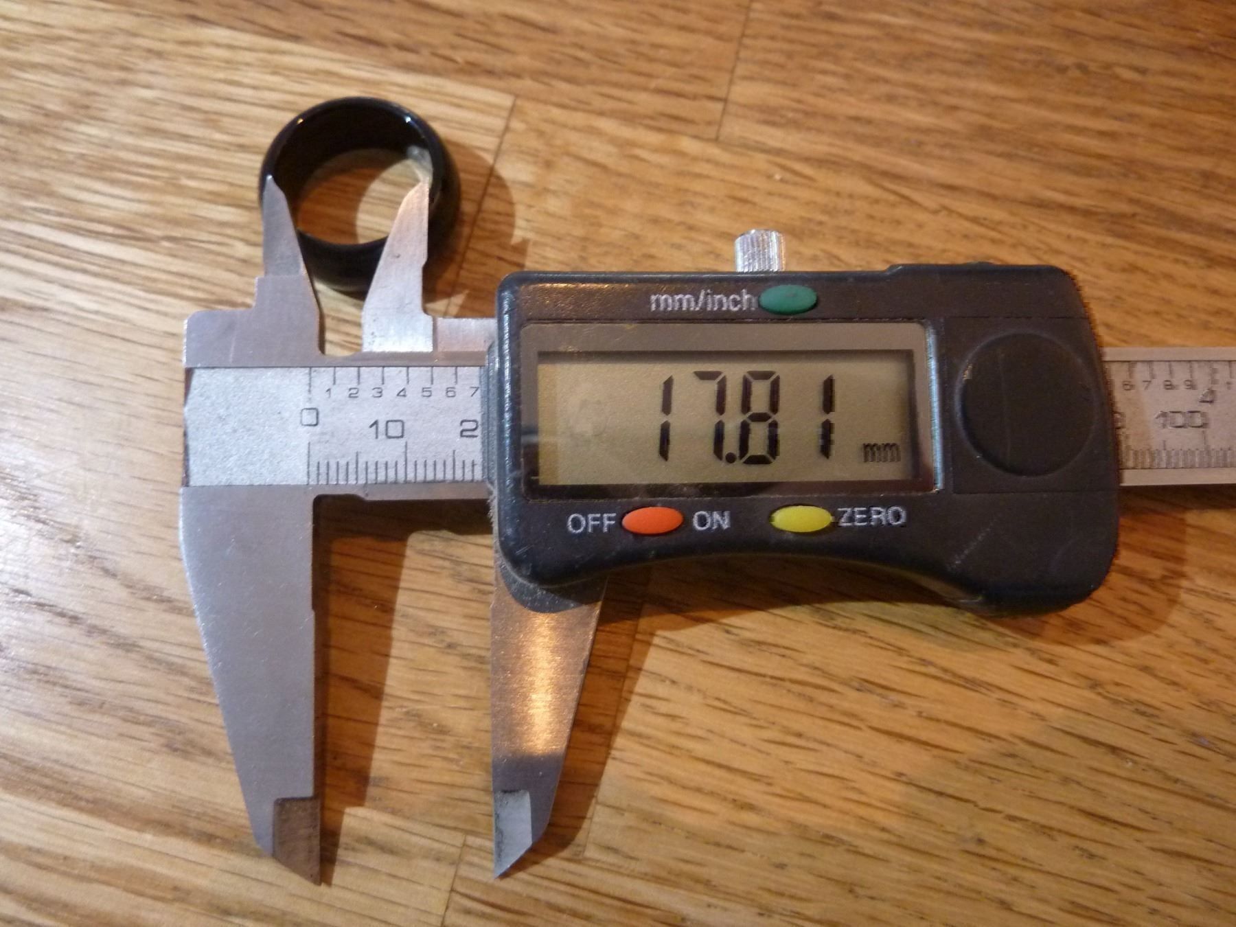Anelli: RING SCHWARZ KLASSISCH GLANZ 17.8mm – Nuovo (secondo la descrizione) da Hochfelden venduto da swissice 2