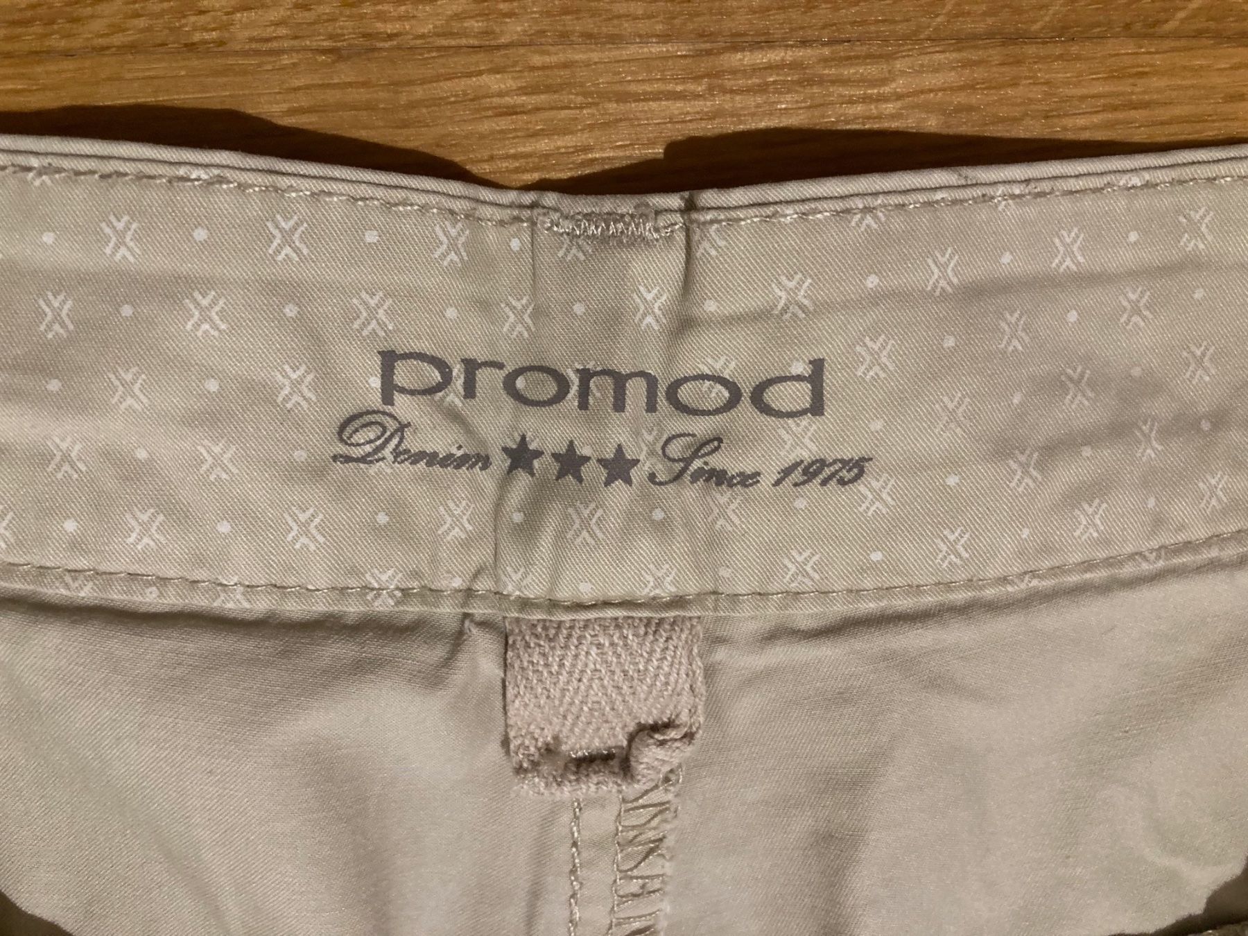 Promod Hosen: Promod Bermudashorts beige Gr. 40 neuwertig – Gebraucht aus Zürich von hauszwoelf 2