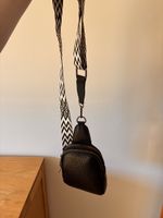 Schwarze Crossbody-Tasche mit gemustertem Schultergurt –Neue