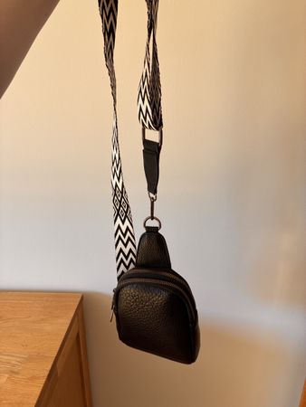 Schwarze Crossbody-Tasche mit gemustertem Schultergurt –Neue