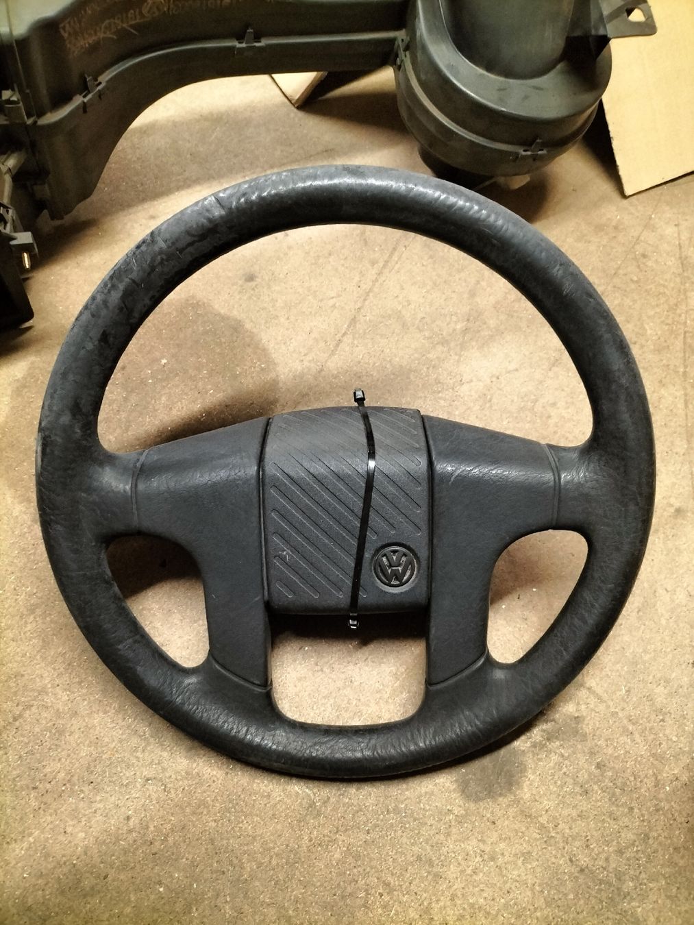 VW Tutti pezzi di ricambio auto: VW Golf 2 Lenkrad – Usato da Montlingen venduto da Cram88