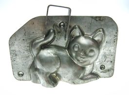 Schokoladengiessform spielende Katze