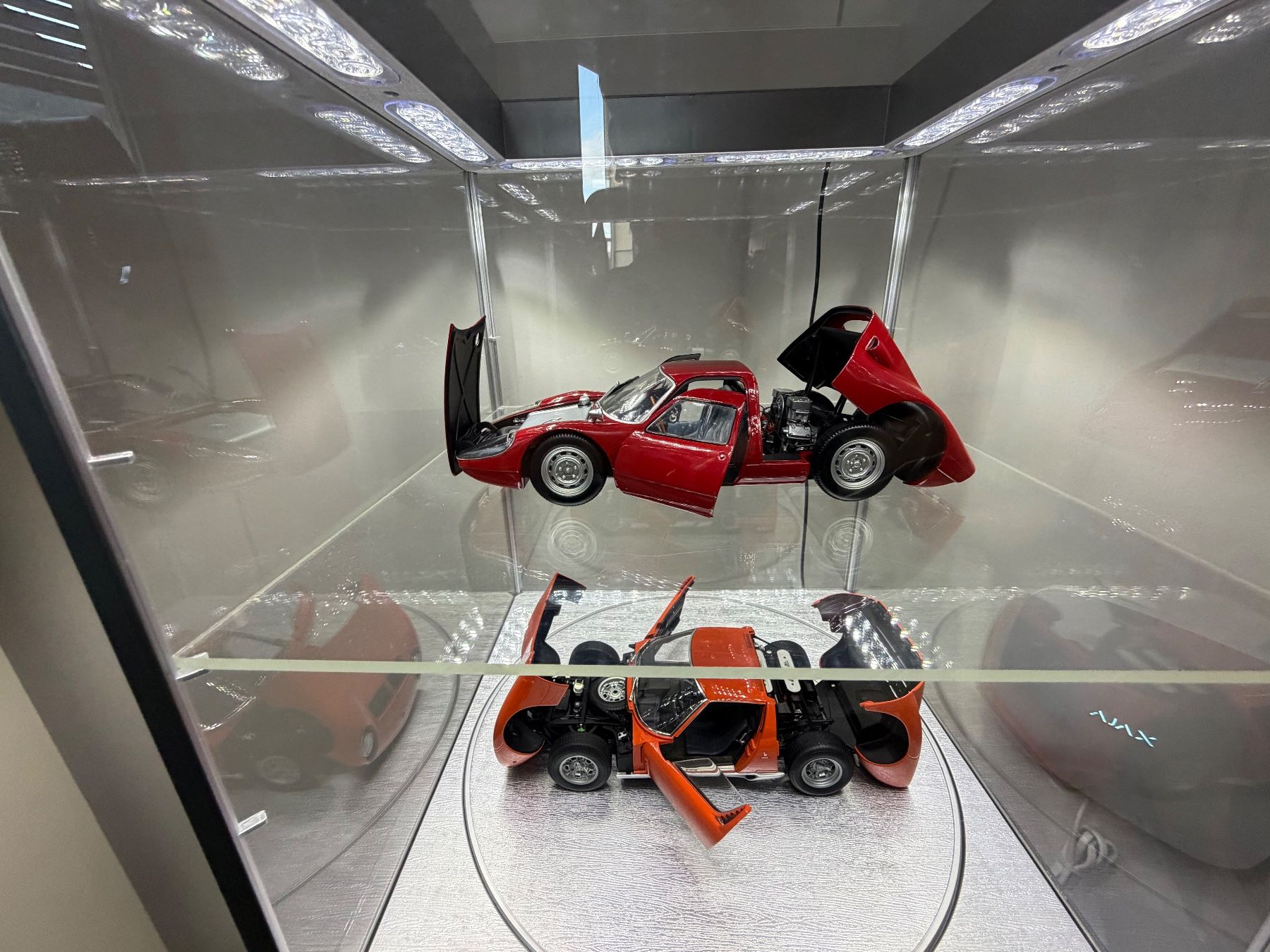 Autoart Modellautos: Vitrine 1/18 - 1/43 avec LED – Gebraucht aus Montreux von LAYLALEILA