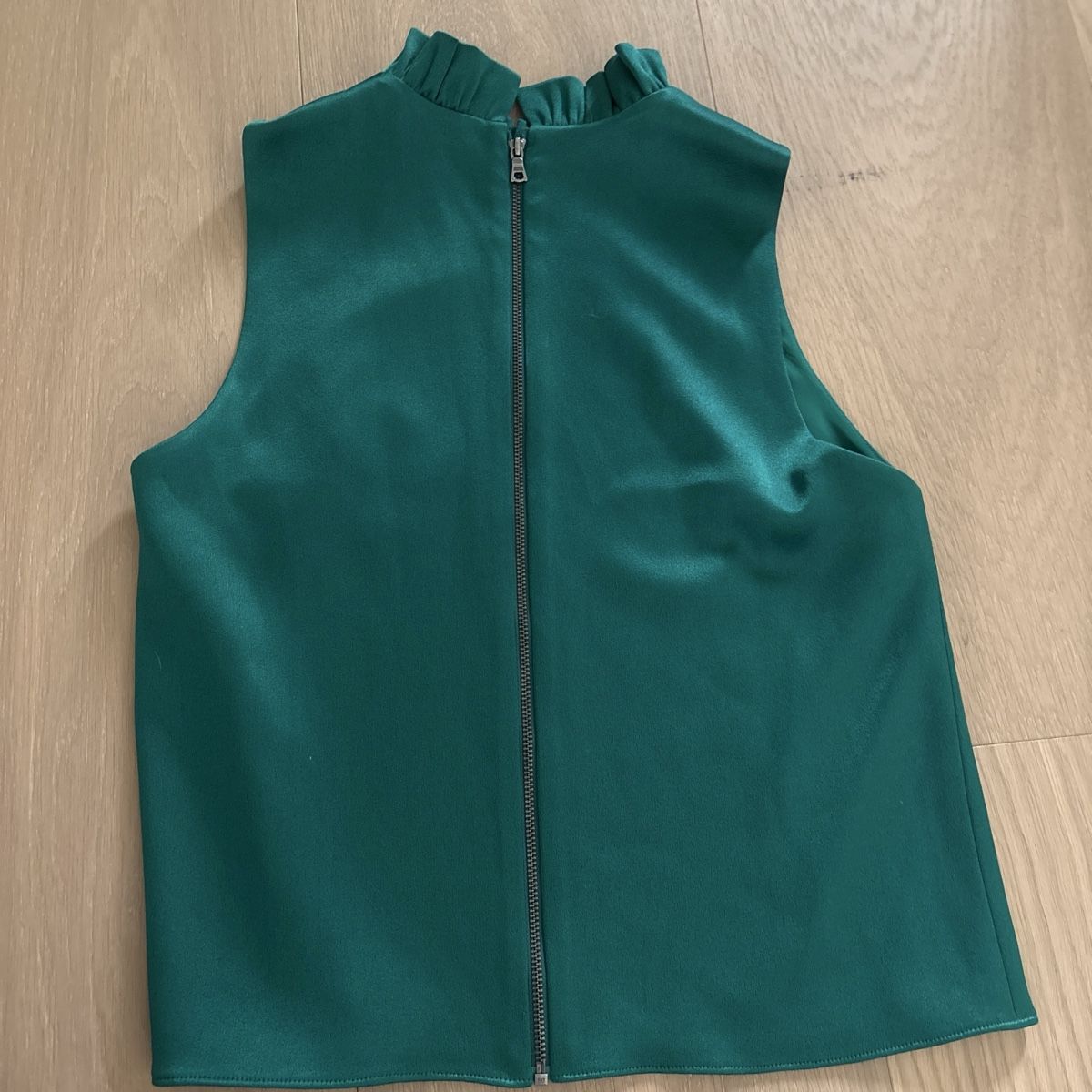 Top: Alice + Olivia Satin Top  – Usato da Zürich venduto da Summy97 1