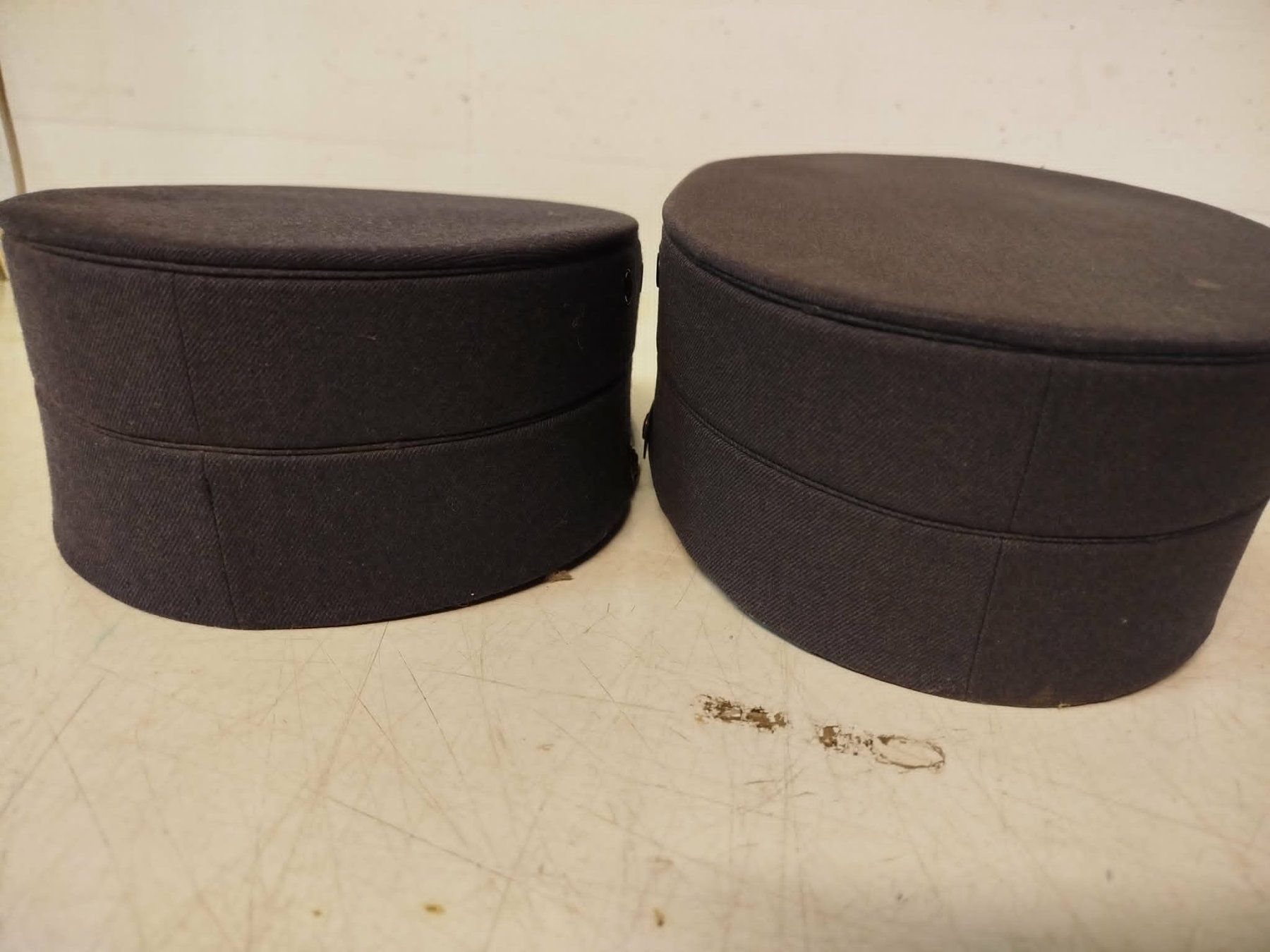 Copricapi, berretti & cappellini: 2 X Chapeau de facteur – Usato da La Chaux-de-Fonds venduto da Emmaus2300CDF 4