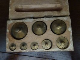 antike Holzschatulle mit Gewichtsteinen aus Messing