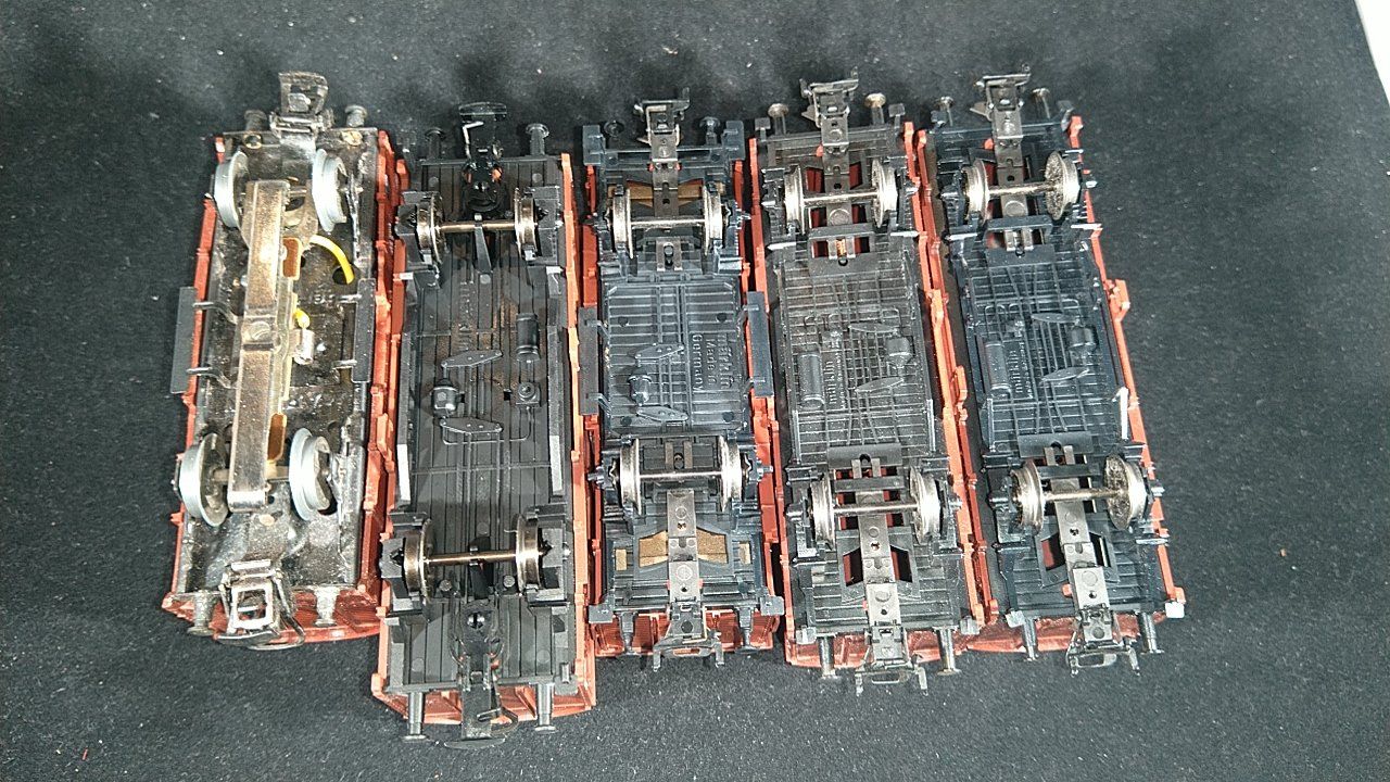 Märklin Modellini di ferrovie: 5 Gedeckte Güterwagen der DB mit Schlussleuchtenwagen – Usato da Uster venduto da Regenwurm61 7