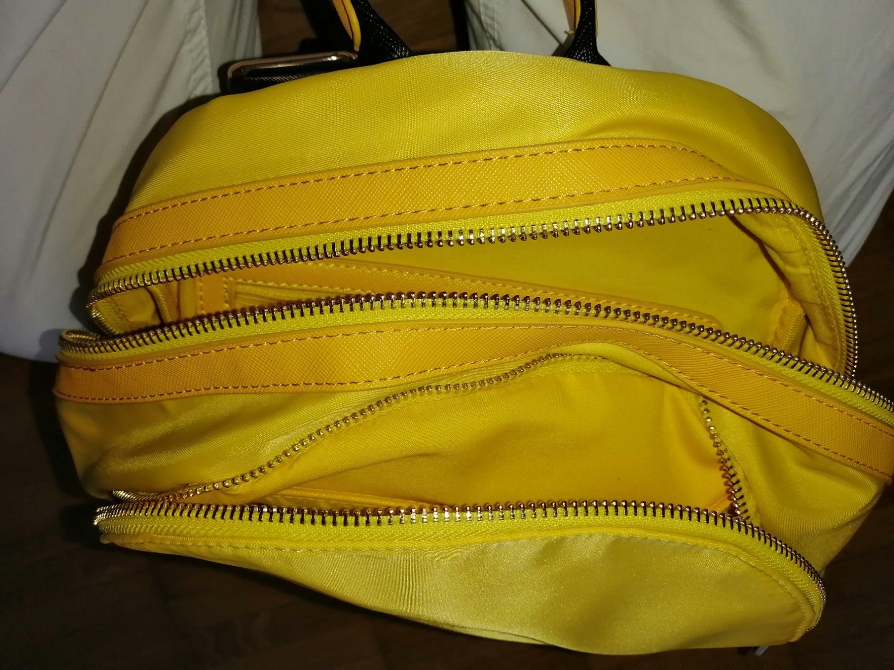 Zaini: Damen Rucksack Sonnengelb / schwarz – Usato da Uster venduto da zebralino 3