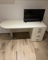 Schreibtisch inklusive Kinderstuhl (ohne Fernseher)