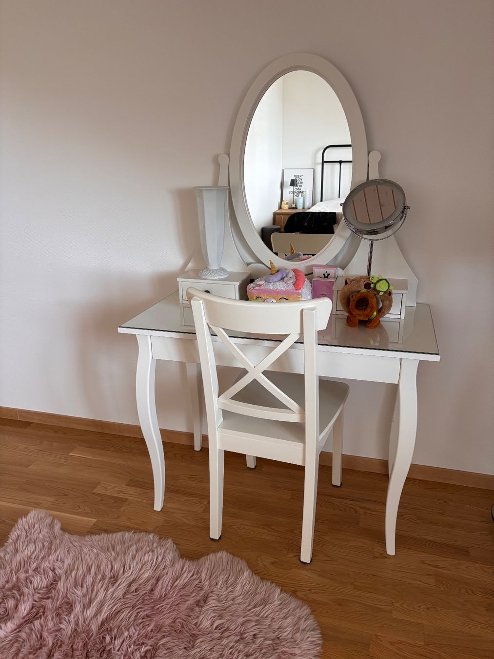 Ikea Tavoli da trucco: Coiffeuse blanche avec miroir, chaise et tapis rose – Usato da Veyrier venduto da MargaritaR