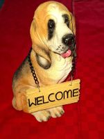 Deko Hund mit Willkommensschild gute Deko Figur Grösse M
