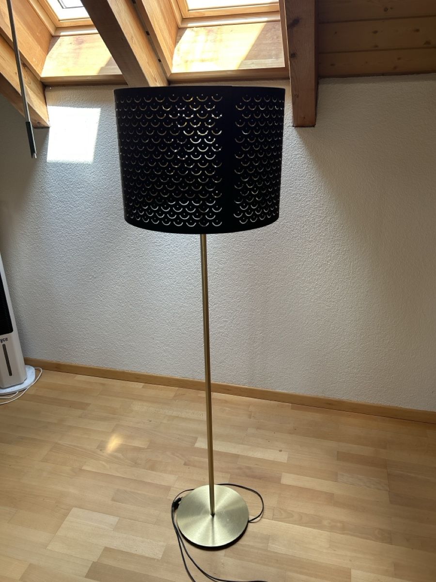 Lampade: Schwarze Stehlampe mit goldenem Muster – Usato da Dättwil AG venduto da DanielDuerr